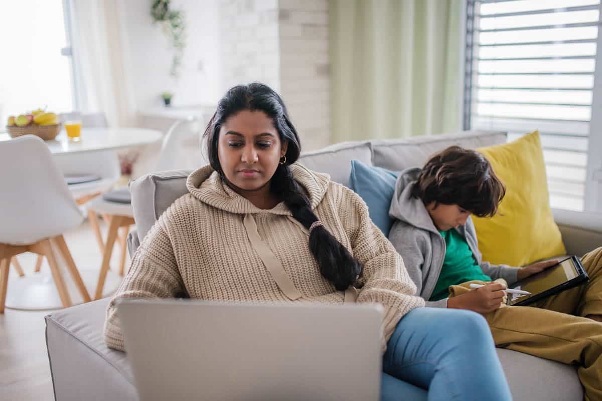 mother works while child is nearby – side jobs for stay-at-home moms